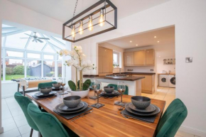 4 Bedroom Home with Hot Tub near Gloucester City
